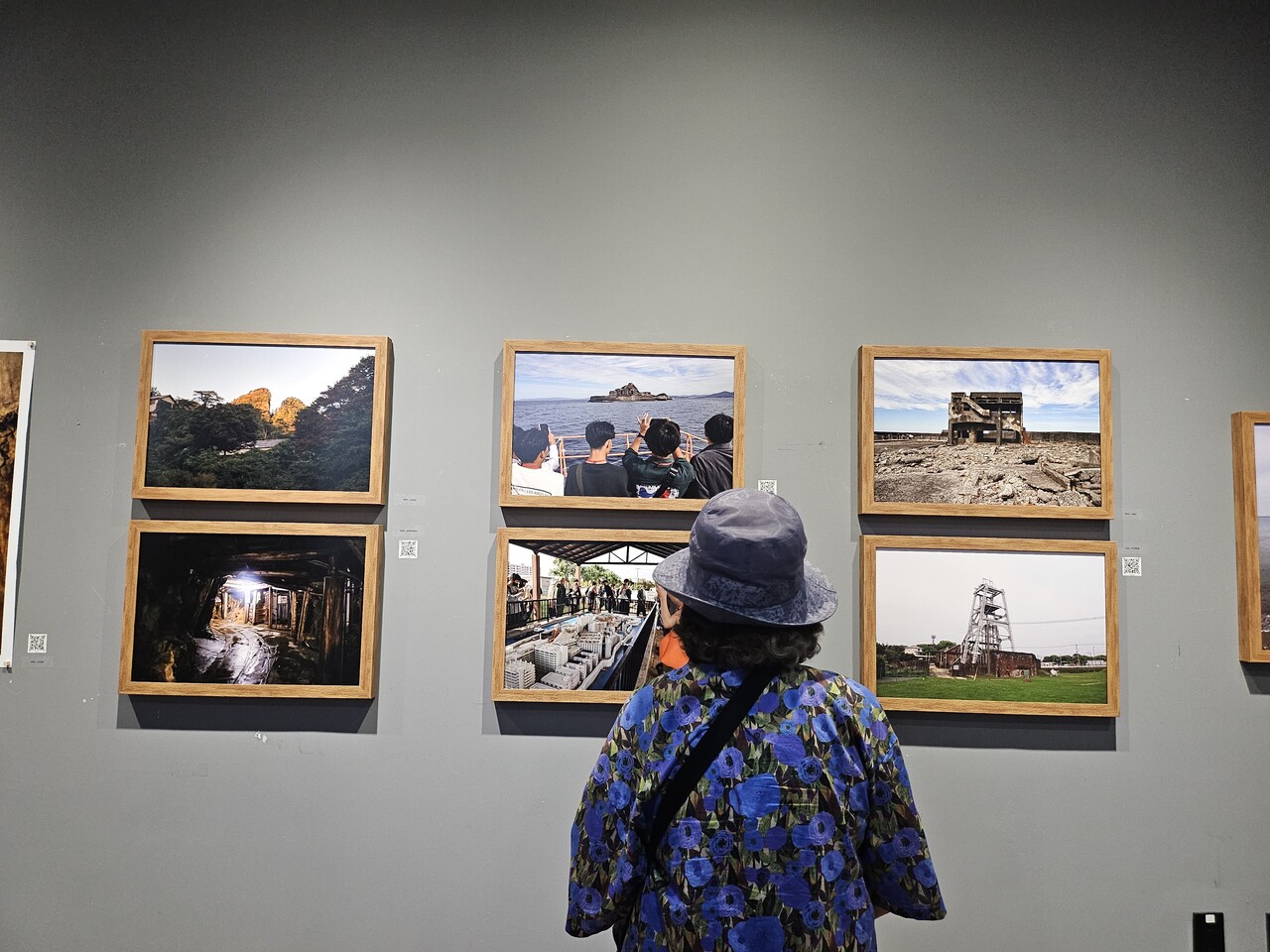 한 시민이  '조선인 강제동원의 기록 – 잊혀진 이름, 남겨진 자리' 사진전을 관람하고 있다.(2025.8.12) / 사진.평화뉴스 정준민 기자