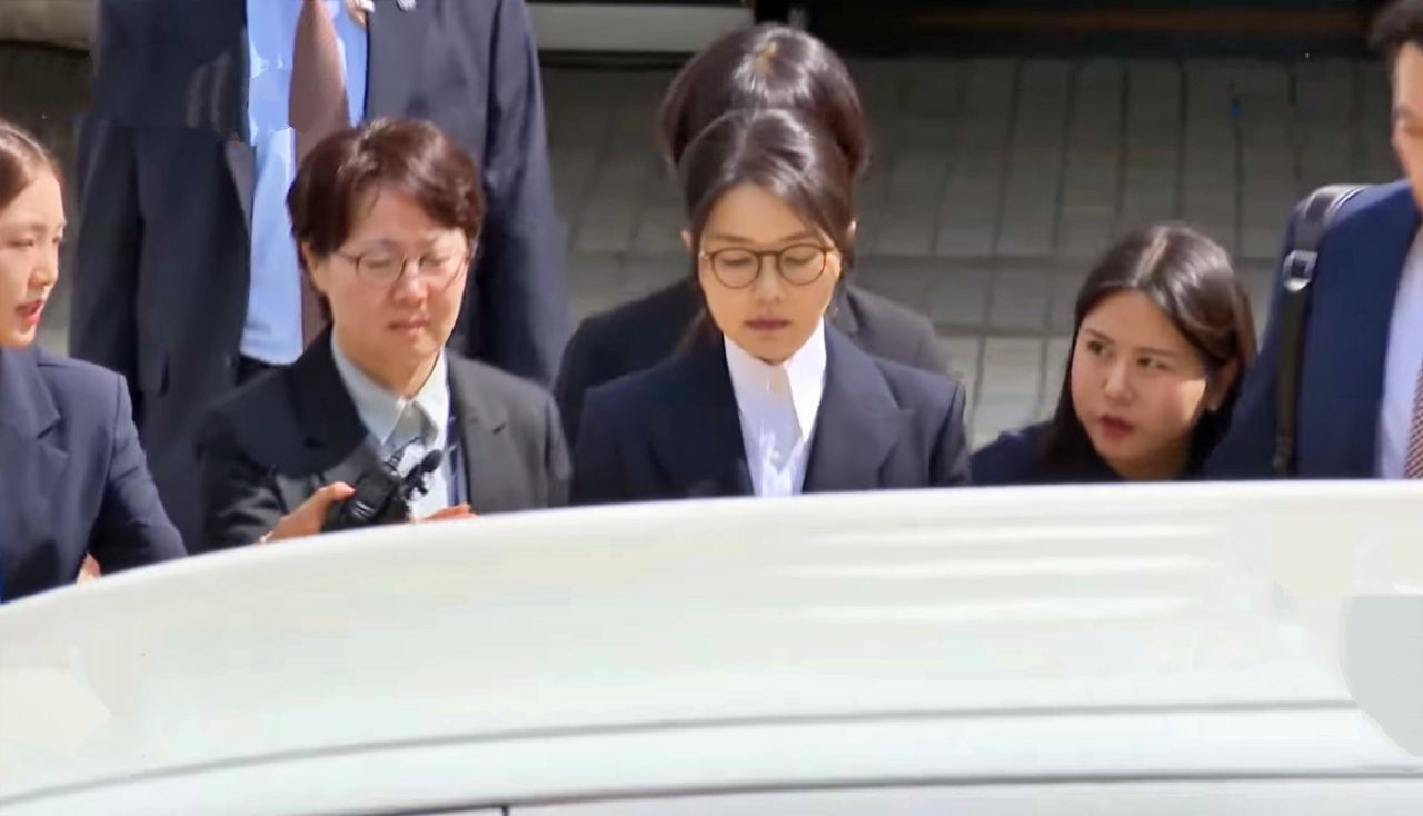 윤석열 전 대통령 부인 김건희 여사가 서울 서초구 서울중앙지법에서 열린 구속 전 피의자 심문(영장실질심사)을 마치고 법원을 빠져 나오고 있다.(2025.8.12) / 사진.KBS 뉴스 2025.8.13 방송화면