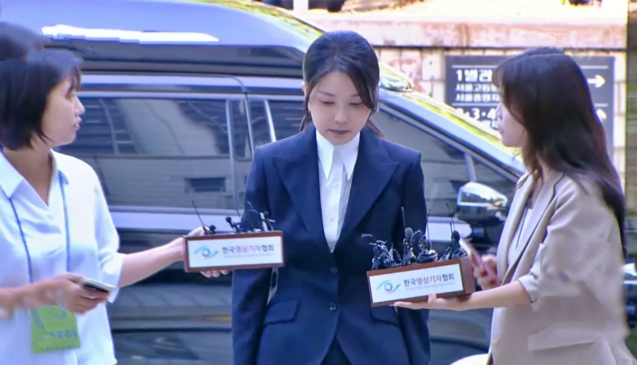 김건희 여사가 구속 전 피의자 심문를 받기 위해 법원에 들어가며 기자들 질문을 받고 있다(2025.8.12) / 사진.KBS 뉴스 2025.8.13 방송화면