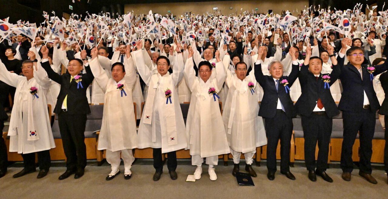 경상북도가 주최한 제79주년 광복절 경축식에서 '만세'를 부르는 이철우 경북도지사와 광복단체 회원들(2024.8.15) / 사진.경상북도  
