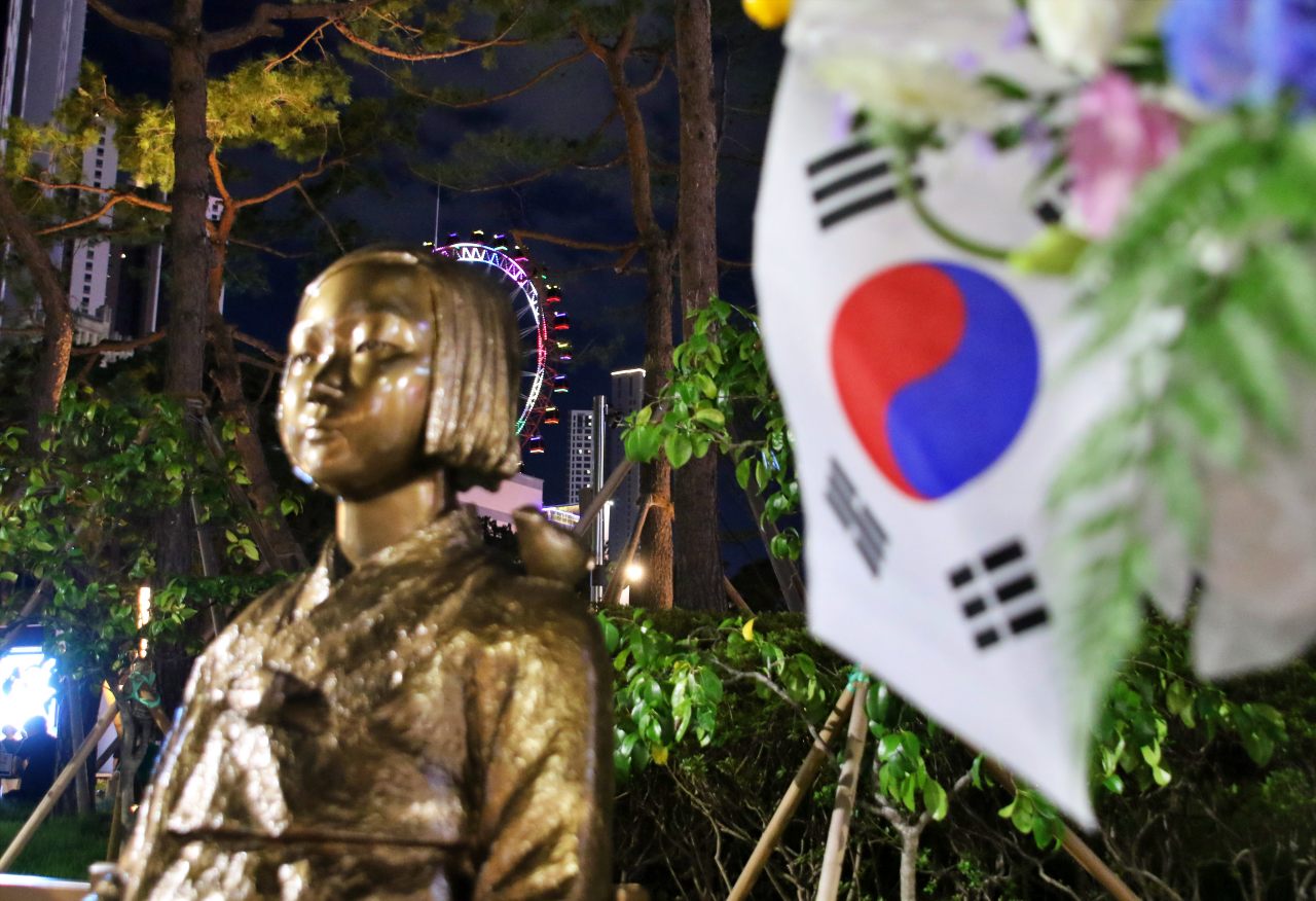 대구 중구 2.28기념공원 앞에 설치된 평화의 소녀상에 광복 80년을 맞아 대구시민들이 태극기와 화환을 설치했다.(2025.8.14) / 사진.평화뉴스 김영화 기자 