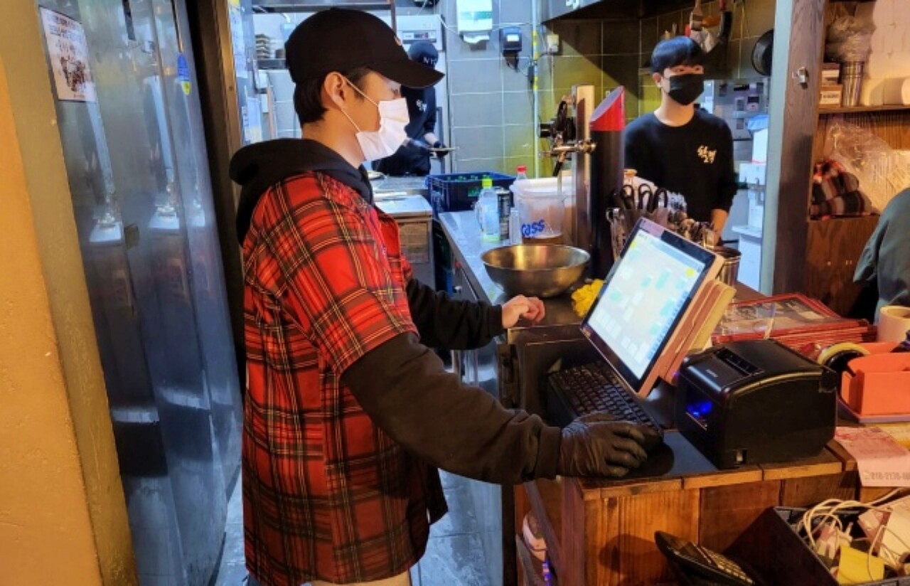대구 중구 종로 한 호프집에서 아르바이트생이 포스기로 계산하는 모습 / 평화뉴스 자료사진