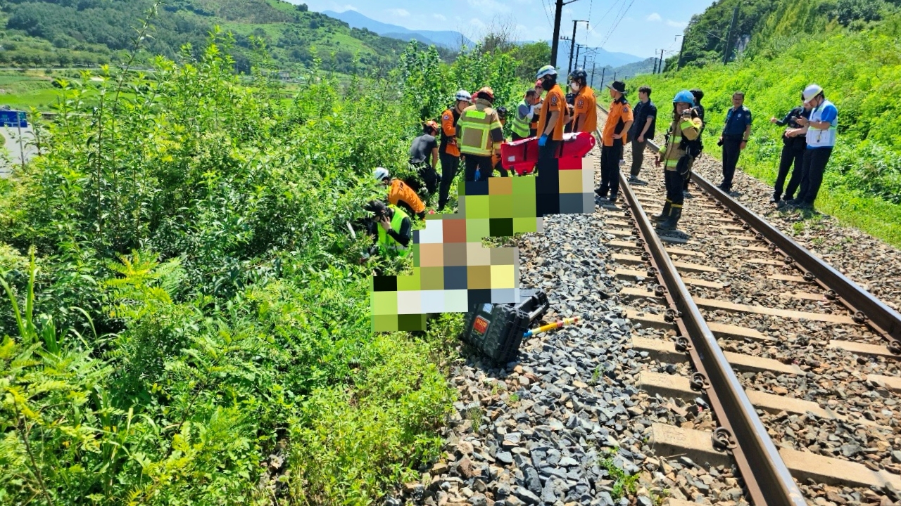 경북 청도군에서 발생한 열차 사고로 소방당국이 현장 수습에 나서고 있다.(2025.8.19) / 사진 제공.경북소방본부