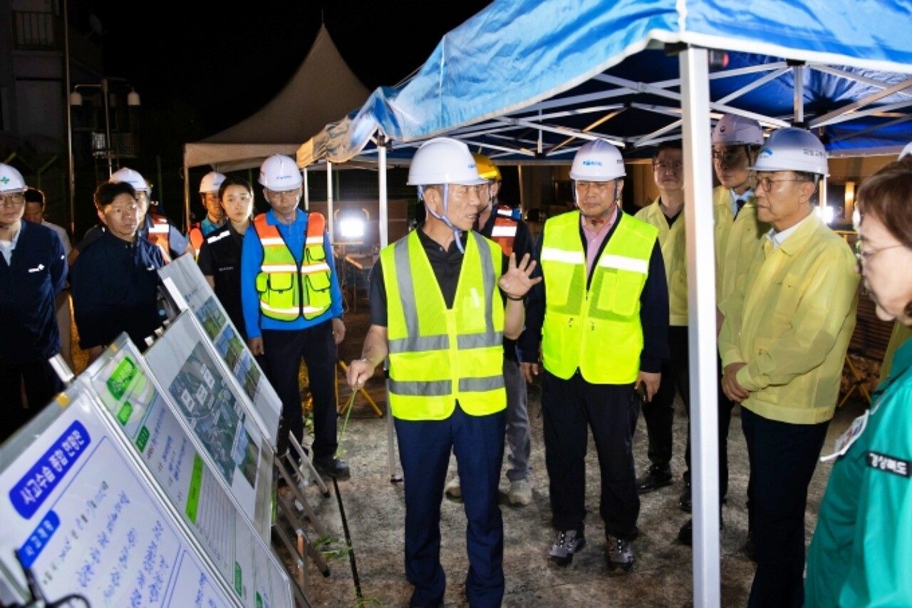 국토교통부가 경북 청도군 열차 사고 이후 코레일로부터 브리핑을 받고 있다.(2025.8.20) / 사진 출처.국토교통부