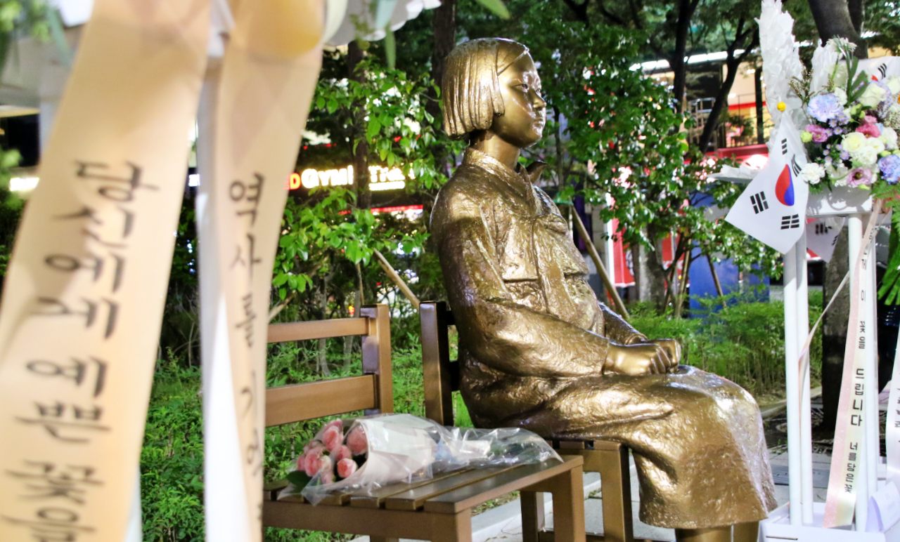 대구 2.28기념공원에 설치된 일본군 '위안부' 피해자를 상징하는 평화의 소녀상에 광복 80주년을 맞아 시민들이 꽃을 전달했다.(2025.8.14) / 사진.평화뉴스 김영화 기자   