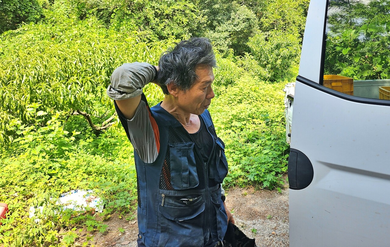 남산(가명)씨가 머리에 흐르는 땀을 털어내는 모습(2025.8.22) / 사진.평화뉴스 정준민 기자