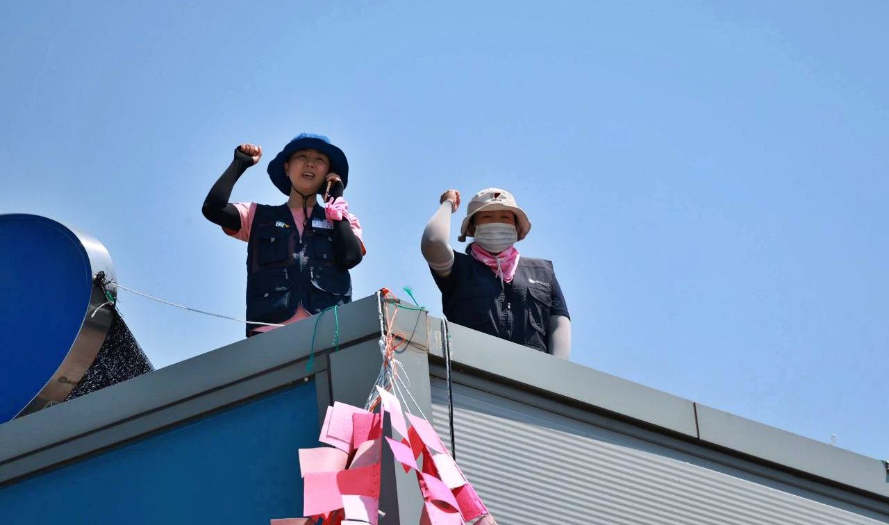경북 구미 산단 불탄 공장에서 고공농성 중인 박정혜, 소현숙 여성 해고자들의 모습 / 사진.서울국제여성영화제
