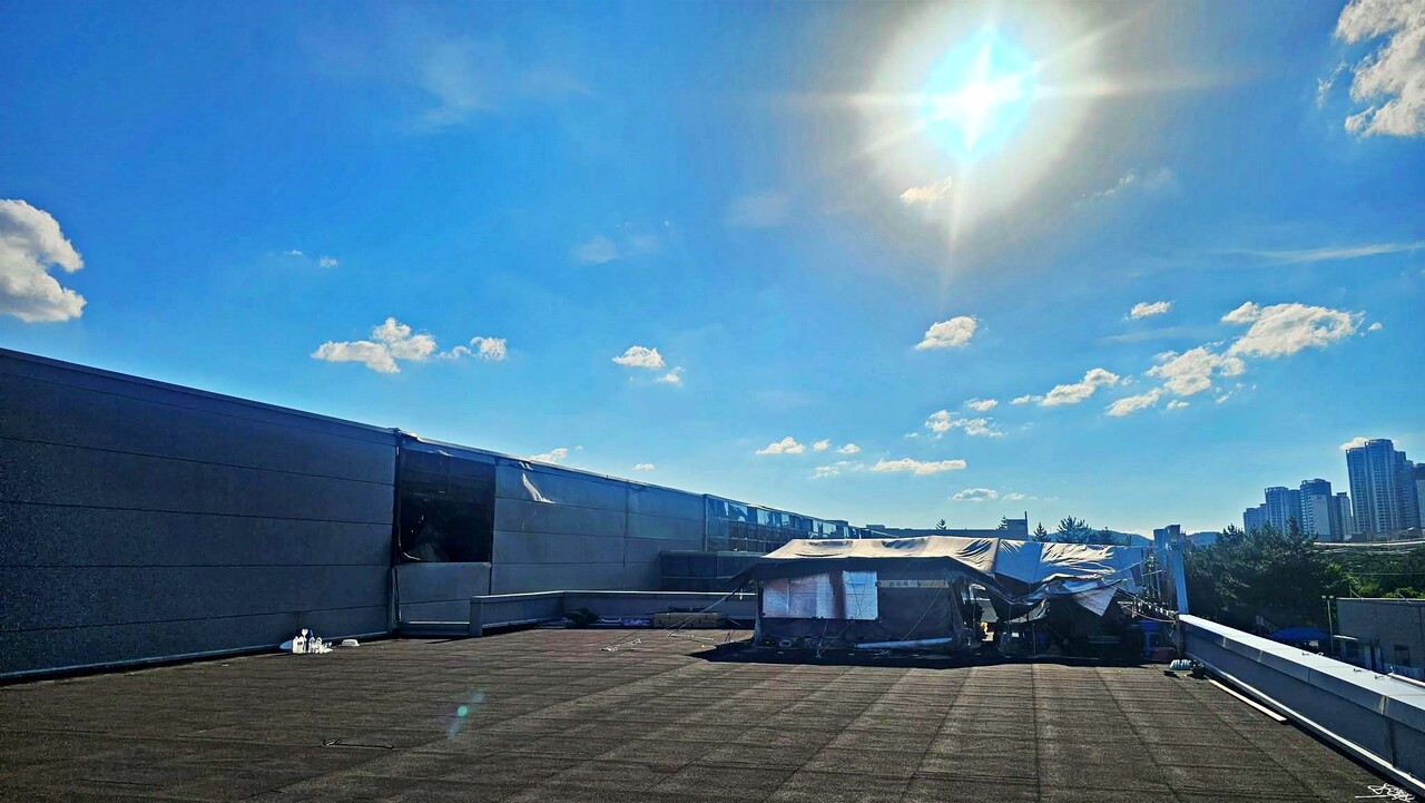 폭염에 그대로 노출된 공장 옥상에서 박정혜 해고노동자가 