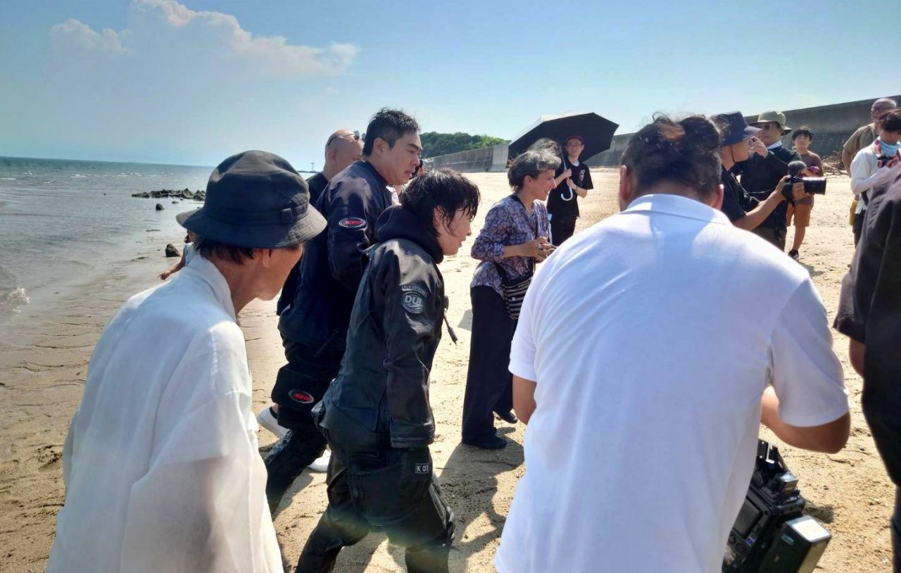 한국 잠수부들이 유해를 발견해 바다 밖으로 들고 나오고 있다.(2025.8.25) / 사진.일본 시민단체 '조세이탄광의 몰비상(수몰사고)을 역사에 새기는회'