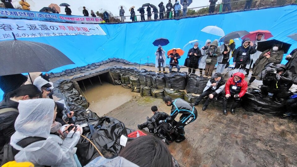 갱구 밖으로 나와 잠수복과 산소통을 벗고 언론으로부터 질문을 받는 잠수부들(2025.2.1) / 사진.평화뉴스 김영화 기자출처 : 평화뉴스(https://www.pn.or.kr)