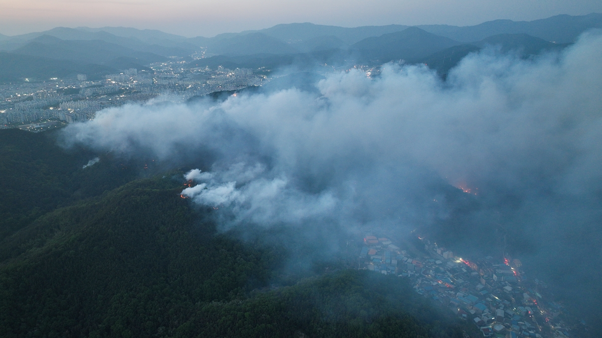 대구 북구 노곡동 함지산에서 발생한 불이 산림을 태우며 발생한 연기가 인근 마을을 뒤덮고 있다.(2025.4.28) / 사진.대구환경운동연합 정수근 제공 