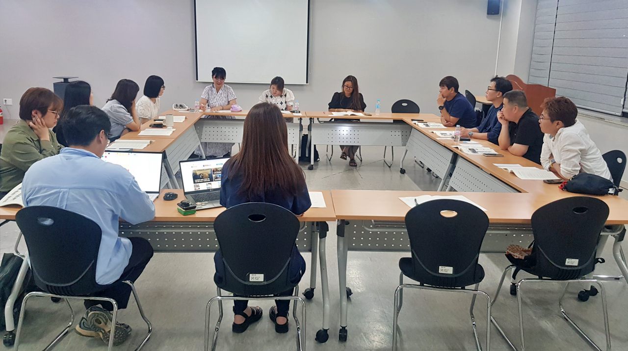 평화뉴스  10기 독자위원회 첫 회의가 열렸다. 위원 11명이 모두 참석해 평화뉴스의 기사와 편집 방향에 대해 의견을 나눴다.(2025.8.26.대구 수성구 함께하는장애인부모회 사무실) / 사진.평화뉴스 유지웅 기자