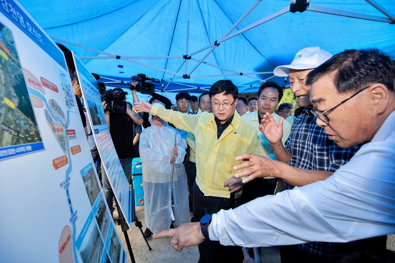 김성환 환경부 장관이 경북 김천 감천댐 건설 예정지를 방문해 주민 의견을 듣고 있다.(2025.8.26) / 사진 출처.환경부