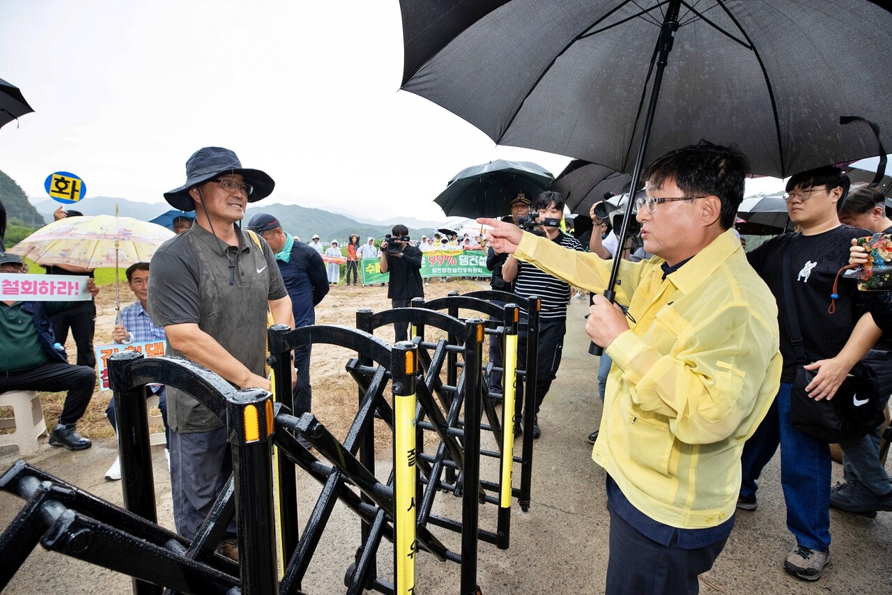 이상준 감천댐반대대책위원회 사무국장(왼쪽)이 김성환 환경부 장관(오른쪽)과 대화를 나누고 있다.(2025.8.26) / 사진 출처.환경부