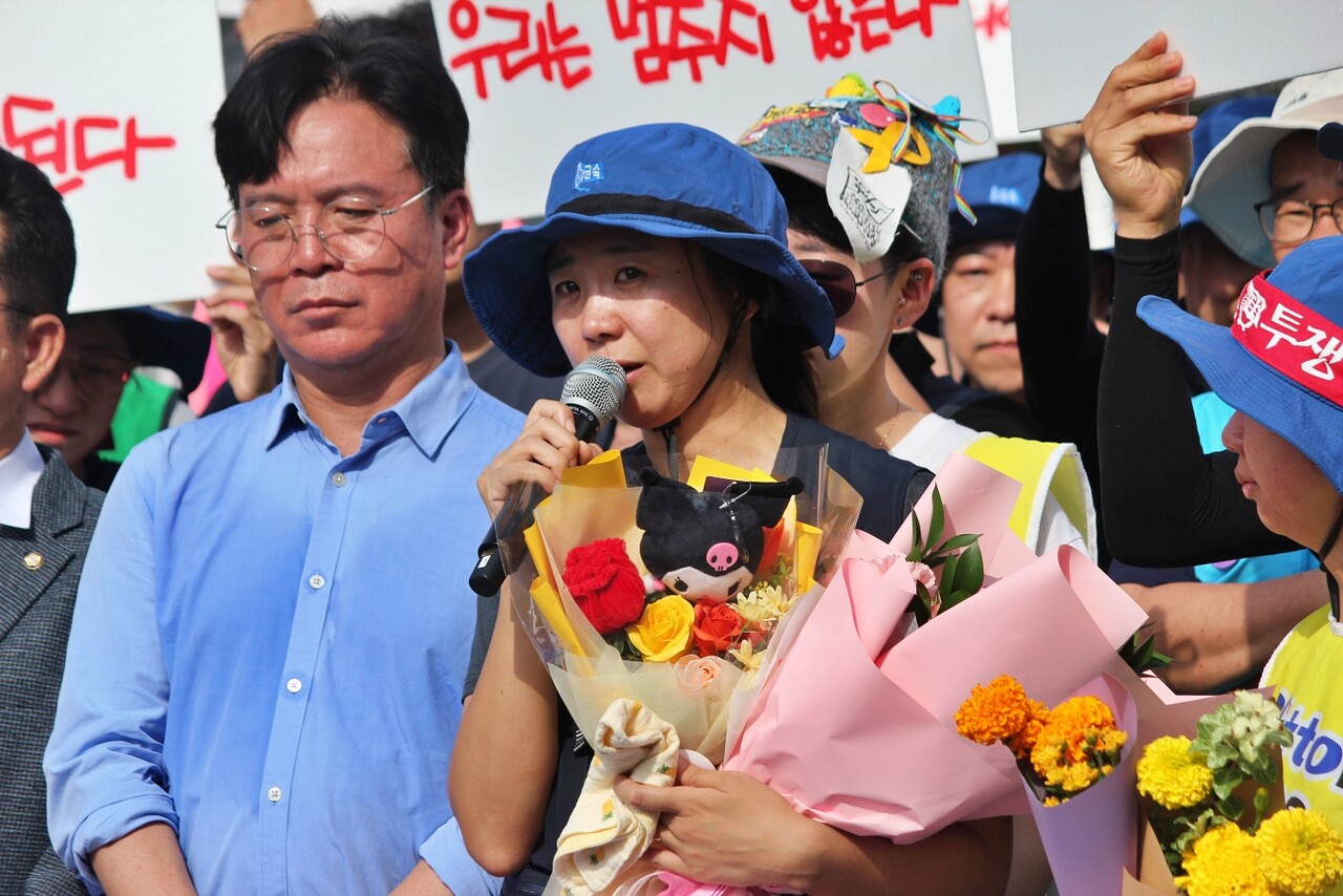 박정혜 수석부지회장이 땅에서 내려온 뒤 발언하고 있다.(2025.8.29) / 사진.평화뉴스 정준민 기자