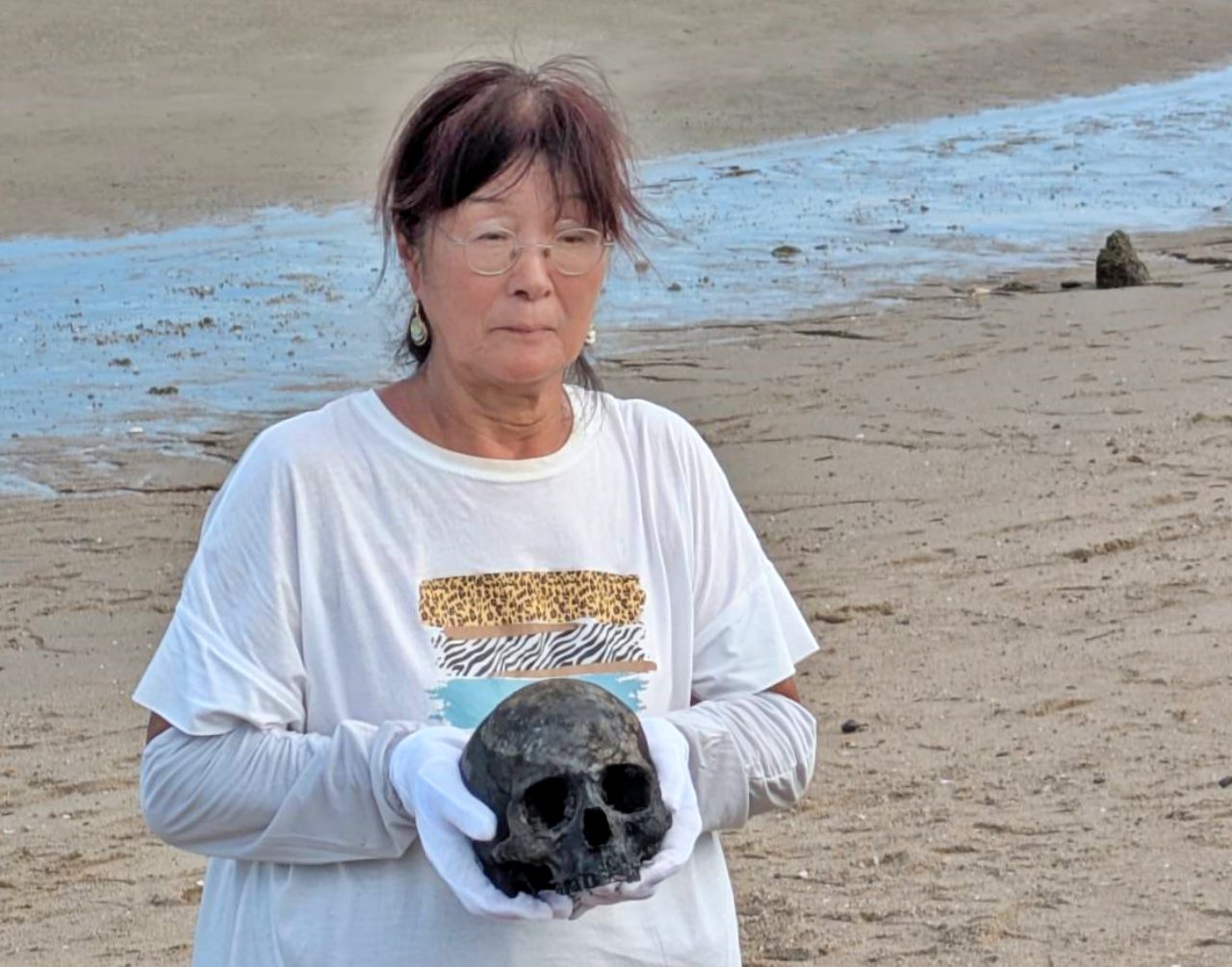 일본 야마구치현 우베시 조세이탄광에서 수몰사고로 숨진 희생자의 두개골을 일본의 시민단체 '조세이탄광 몰비상(수몰사고)을 역사에 새기는회' 이노우에 대표가 들고 있다.(2025.8.26)  / 사진.'조세이탄광 몰비상(수몰사고)을 역사에 새기는회' 