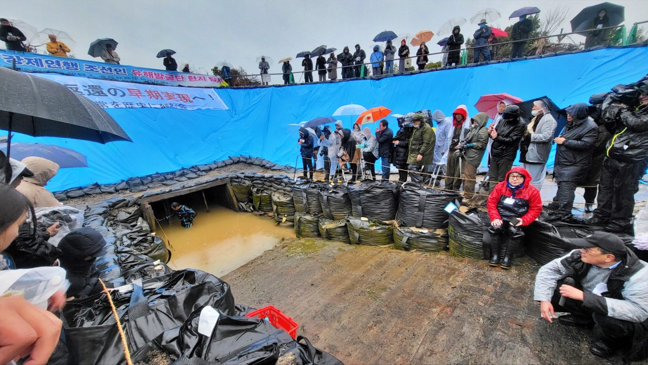 일본 야마구치현 우베시 바다. 조세이탄광 3차 유해 발굴 현장에 350여명의 사람들이 몰렸다. 일본 잠수부가 갱구에서 안전 장치를 확인하고 있다.(2025.2.1) / 사진.평화뉴스 김영화 기자