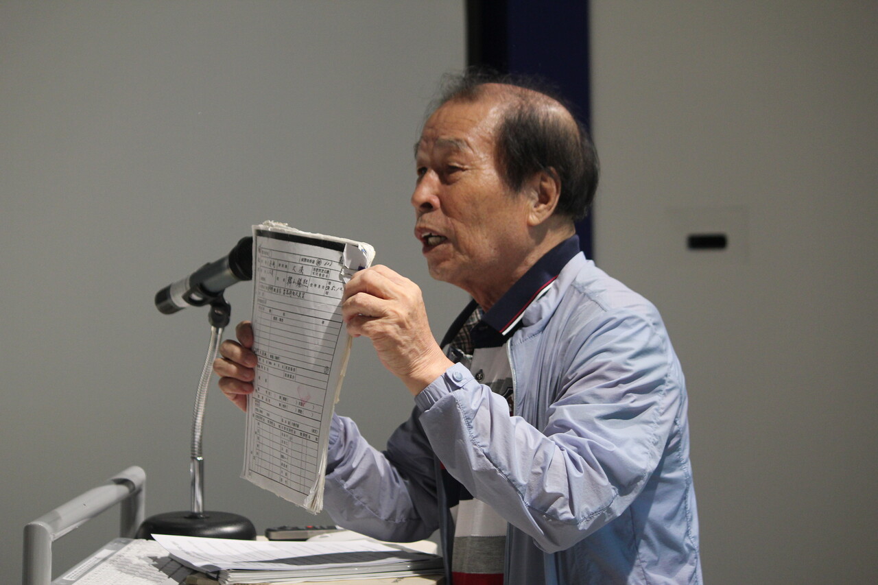 한영용(83.경남 거창) '우키시마호 사건 배상추진위원회' 회장이 아버지 고(故)  한석희씨의 인적사항이 적힌 문서를 보여주며 설명 중이다.(2025.9.4.국채보상운동기념도서관) / 사진.평화뉴스 정준민 기자