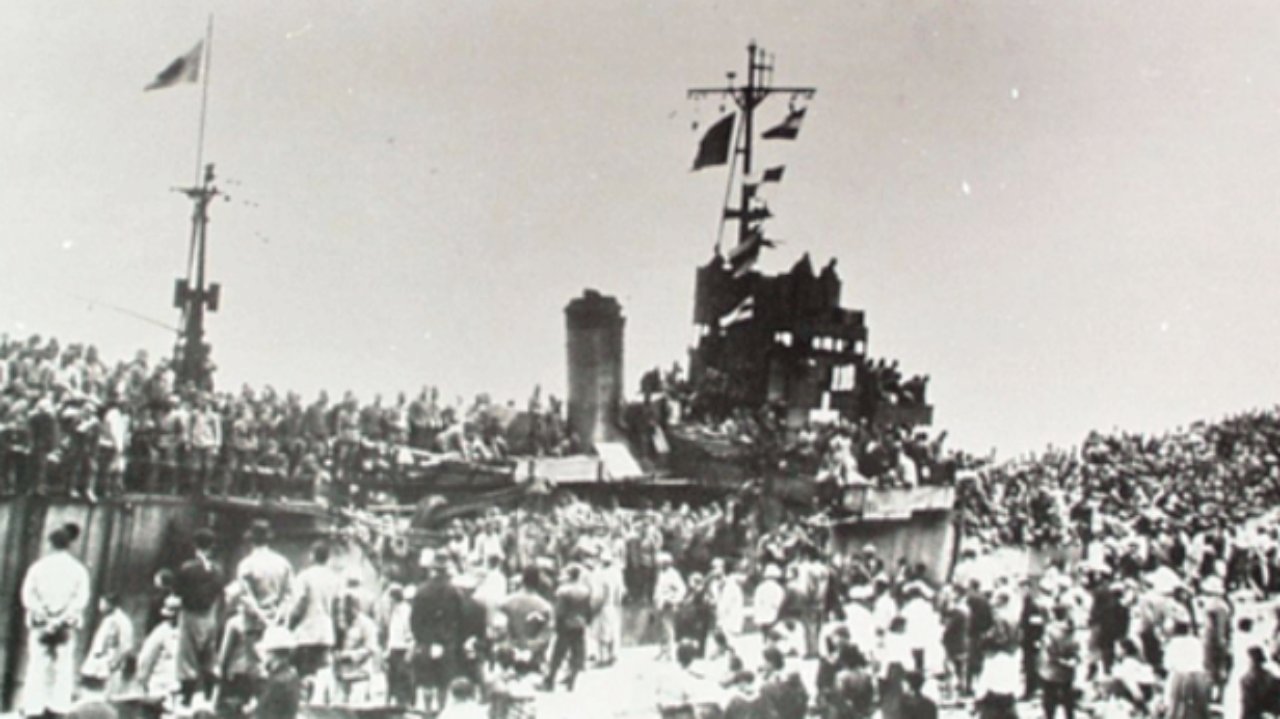 한국인 강제징용 노동자들과 그 가족들이 우키시마호에 승선하는 장면 / 사진.독립기념관