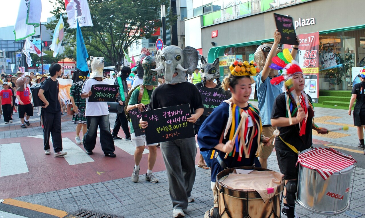 '2025 대구기후정의행진'에 참여한 시민들이 동성로 중앙파출소 삼거리를 행진하고 있다.(2025.9.6) / 사진.평화뉴스 정준민 기자