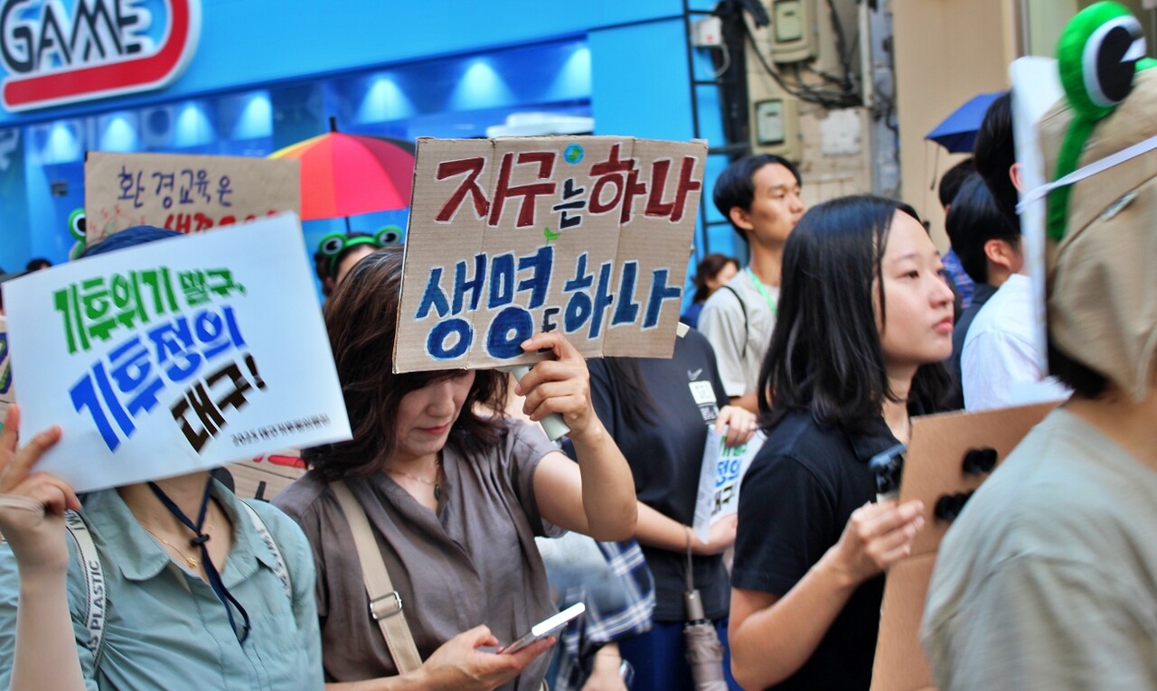"지구는 하나, 생명도 하나"...박스 폐지를 활용해 만든 피켓(2025.9.6.대구 동성로) / 사진.평화뉴스 정준민 기자