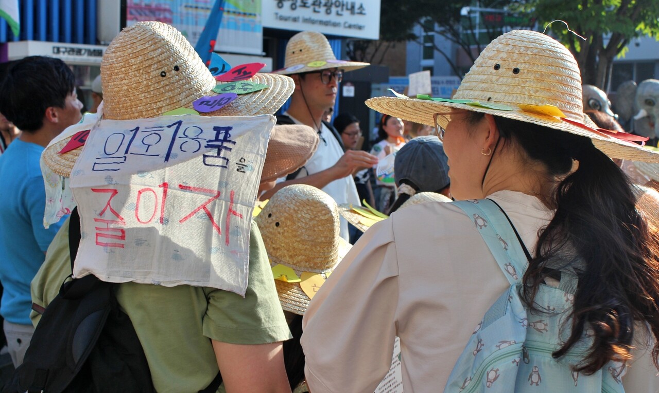 한 시민이 낡은 손수건에 "일회용품을 줄이자"고 적어 모자에 붙인 모습(2025.9.6. 대구 동성로 옛 중앙파출소 앞) / 사진.평화뉴스 정준민 기자