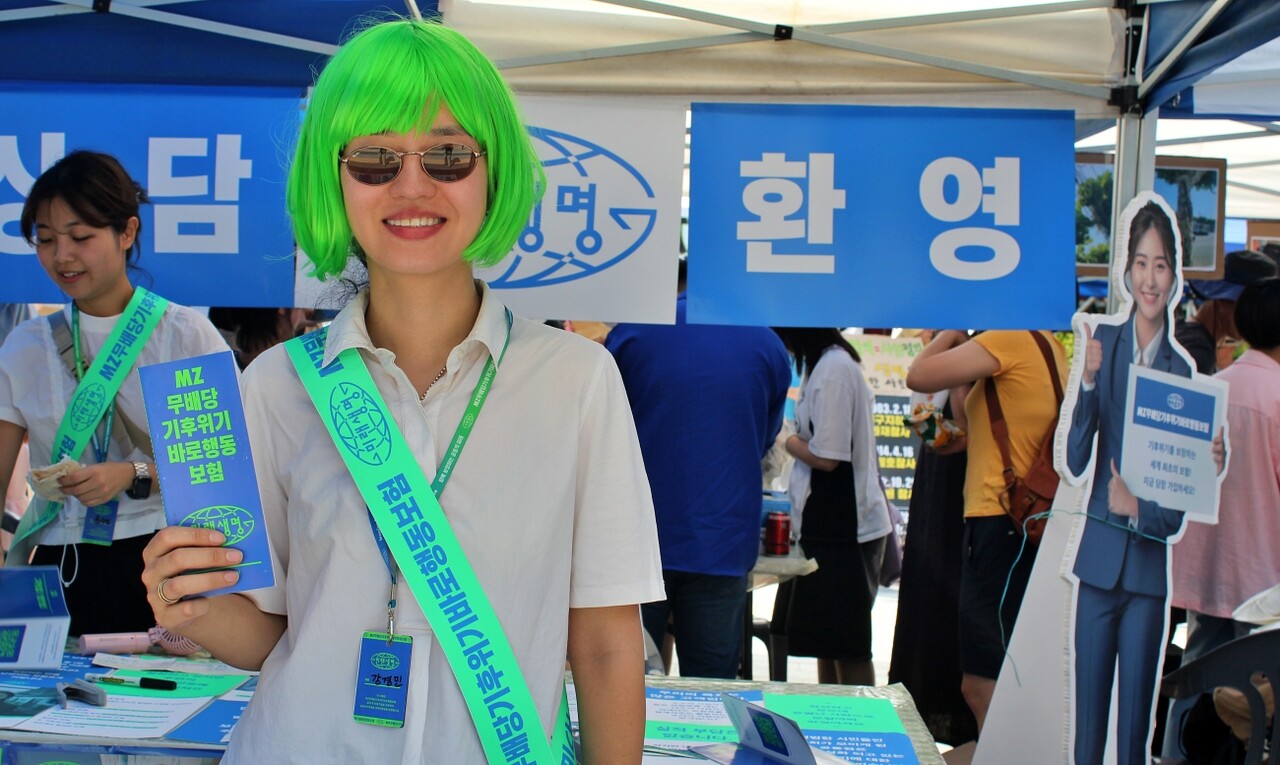 강경민(39) 더커먼크루 대표가 '기후위기 바로행동보험'을 다룬 부스를 소개했다.(2025.9.6) / 사진.평화뉴스 정준민 기자