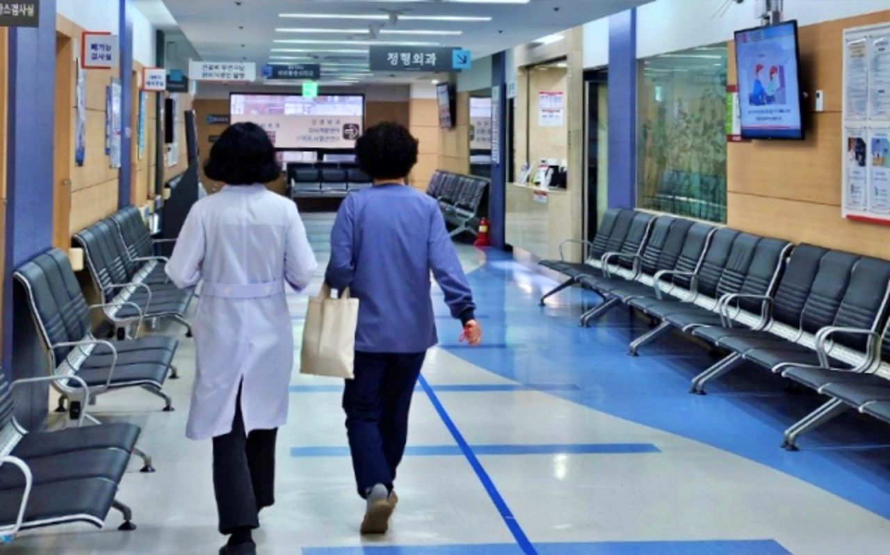 대구 중구 삼덕동 경북대학교병원 본원 병동에서 한 의사가 환자와 함께 걸어가고 있다.(2024.2.19) / 사진.평화뉴스 정준민 기자