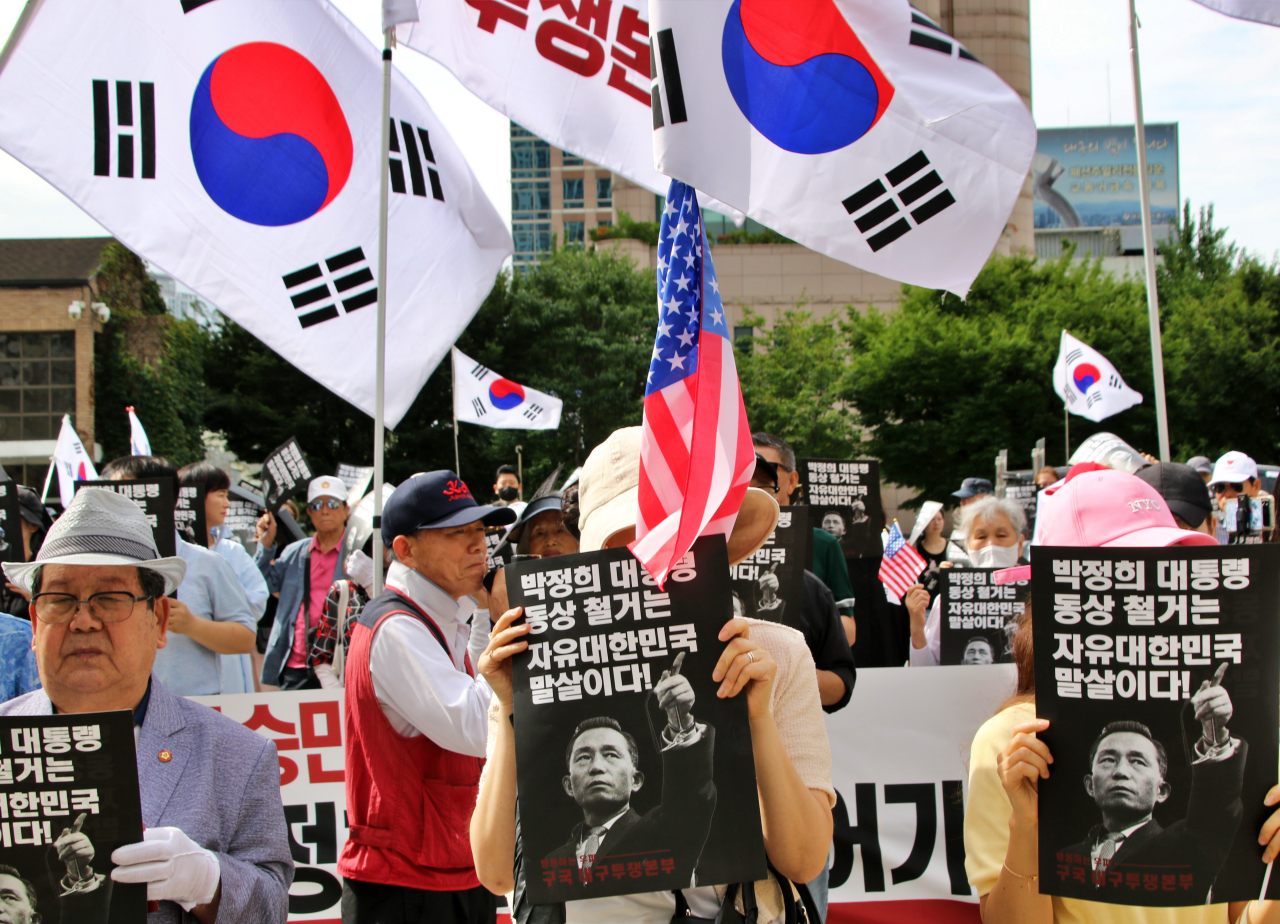 "박정희 대통령 동상 철거는 자유대한민국 말살이다"...태극기와 성조기를 든 보수단체 인사들이 대구시의회 앞에서 박정희 기념조례와 동상 존치를 촉구하고 있다.(2025.9.12) / 사진.평화뉴스 김영화 기자