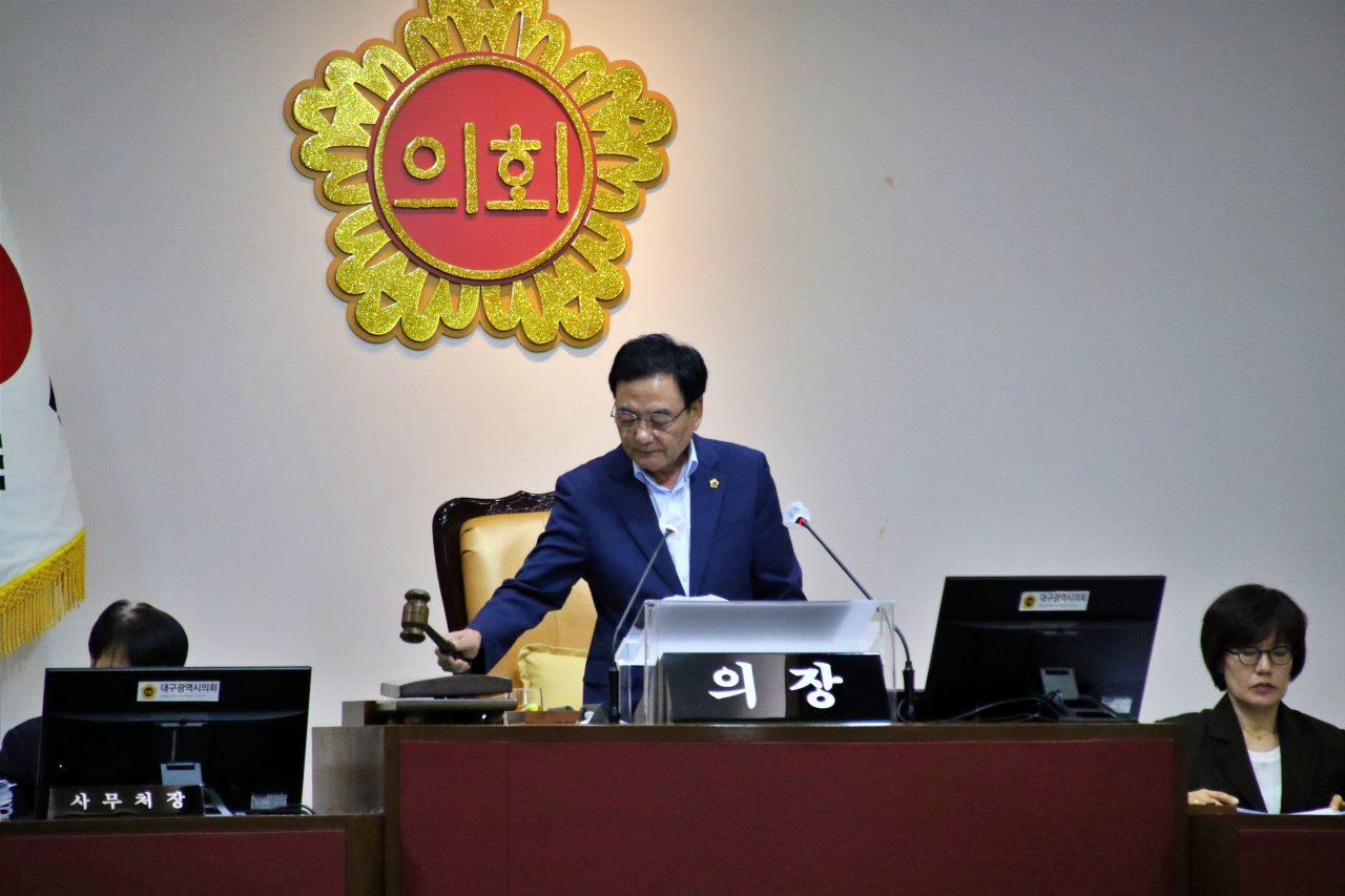 박정희 기념조례 폐지안이 부결되자 이만규 의장이 의사봉을 두드리고 있다.(2025.9.12) / 사진.평화뉴스 김영화 기자 