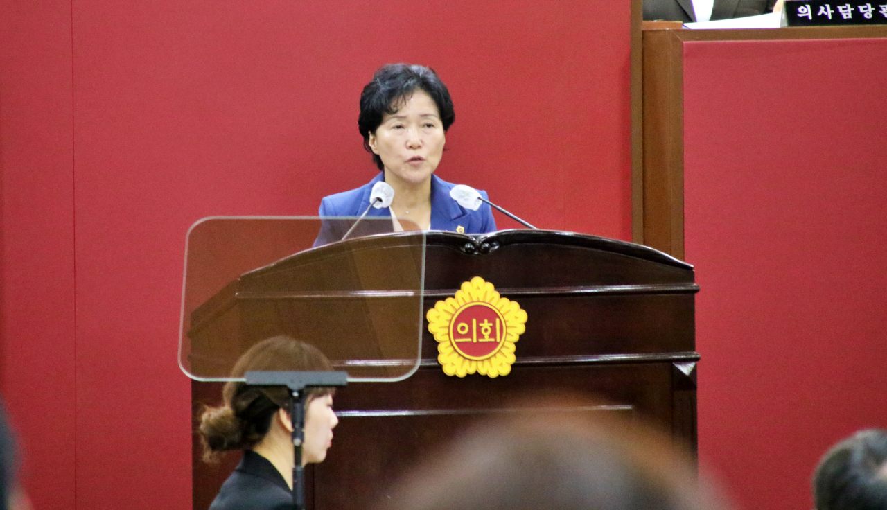 민주당 육정미 의원이 박정희 기념사업을 폐지해야 하는 이유에 대해 토론을 하고 있다.(2025.9.12) / 사진.평화뉴스 김영화 기자 