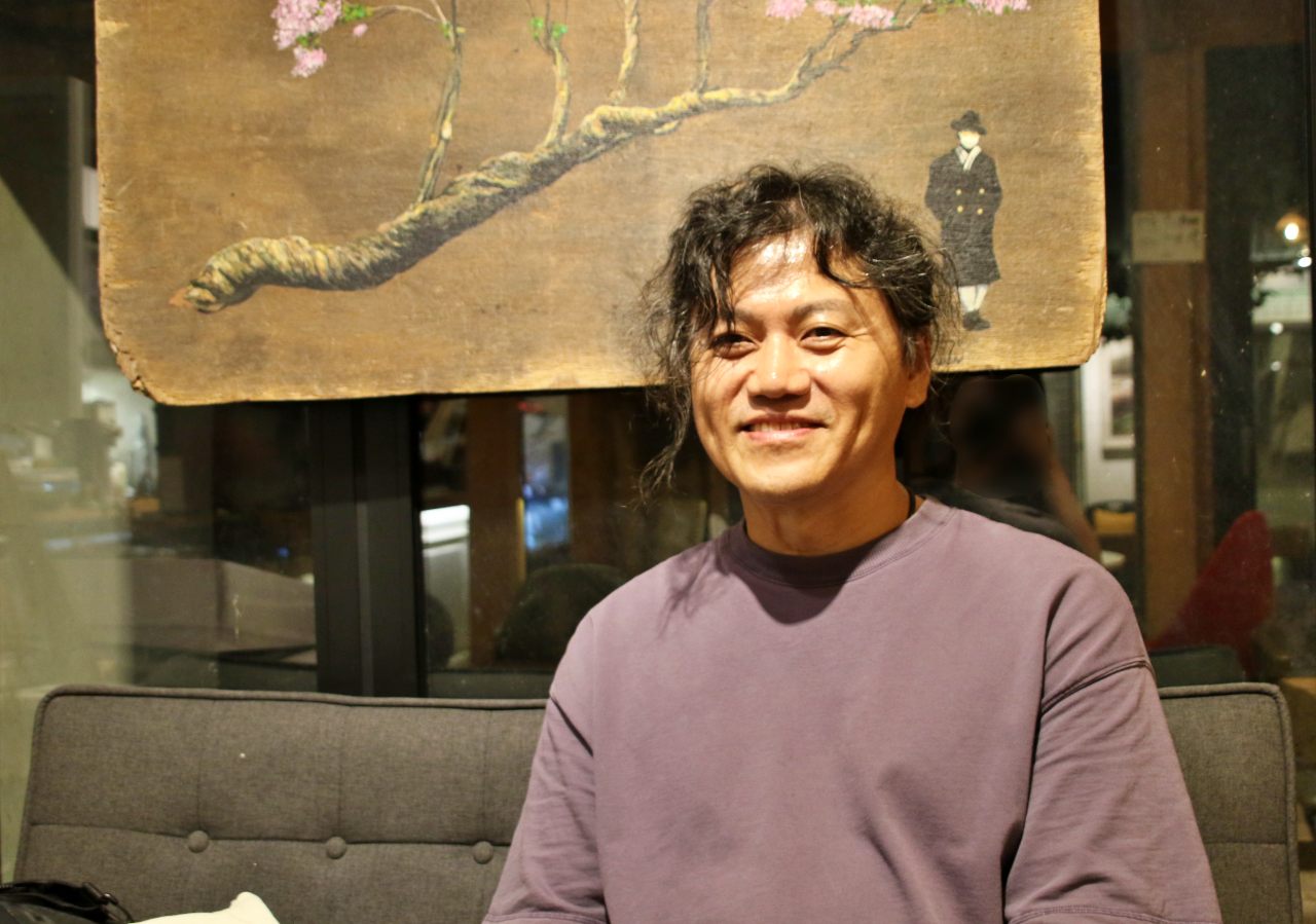 대구의 이상화 시인 생가터에 자리한 카페 겸 복합문화공간 '라일락뜨락 1956' 권도훈 대표(2025.9.11) / 사진.평화뉴스 김영화 기자