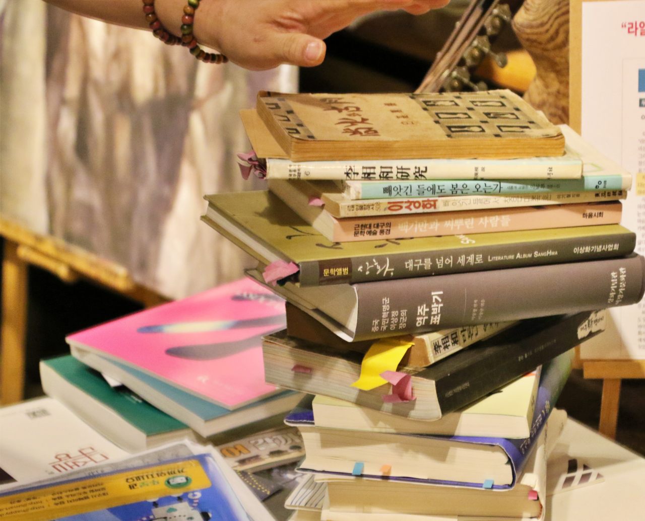 민족시인 이상화 선생과 관련한 각종 책들이 '라일락뜨락 1956' 책장에 놓여져 있다. 권도훈 대표는 지난 7년간 이상화 시인과 관련한 많은 책들을 읽고 그 정신을 되새겨 왔다.(2025.9.11) / 사진.평화뉴스 김영화 기자  