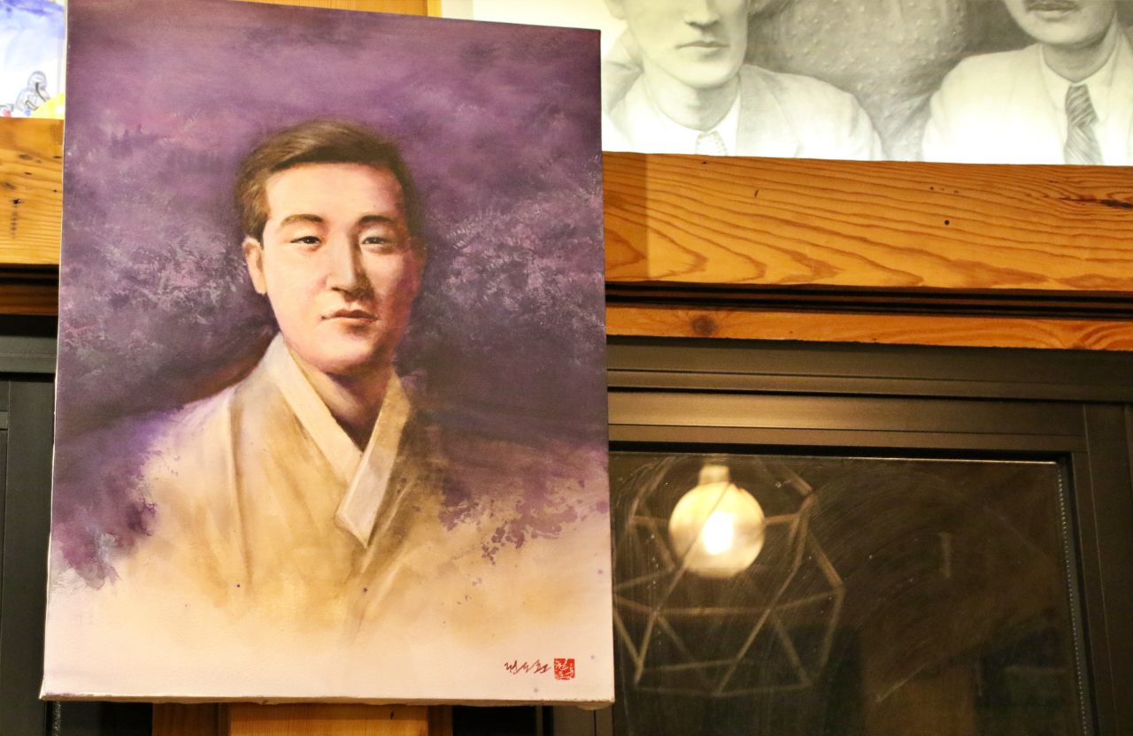 권도훈 대표가 그린 이상화 시인의 그림이 라일락뜨락 1956 카페 공간 곳곳에 걸려있다.(2025.9.11) / 사진.평화뉴스 김영화 기자