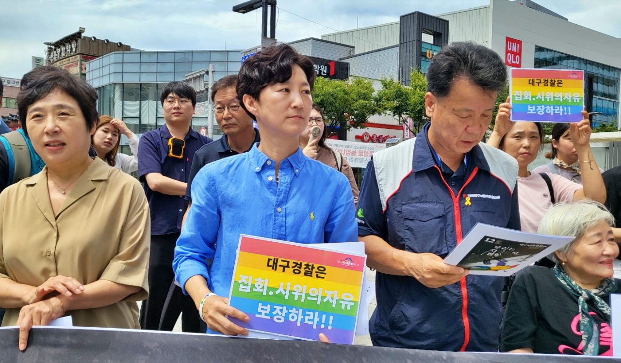 조직위 양희 위원, 배진교 위원장, 이길우 공동대표가  제17회 대구퀴어축제 개최를 선포하고 있다.(2025.8.26) / 사진.평화뉴스 김영화 기자