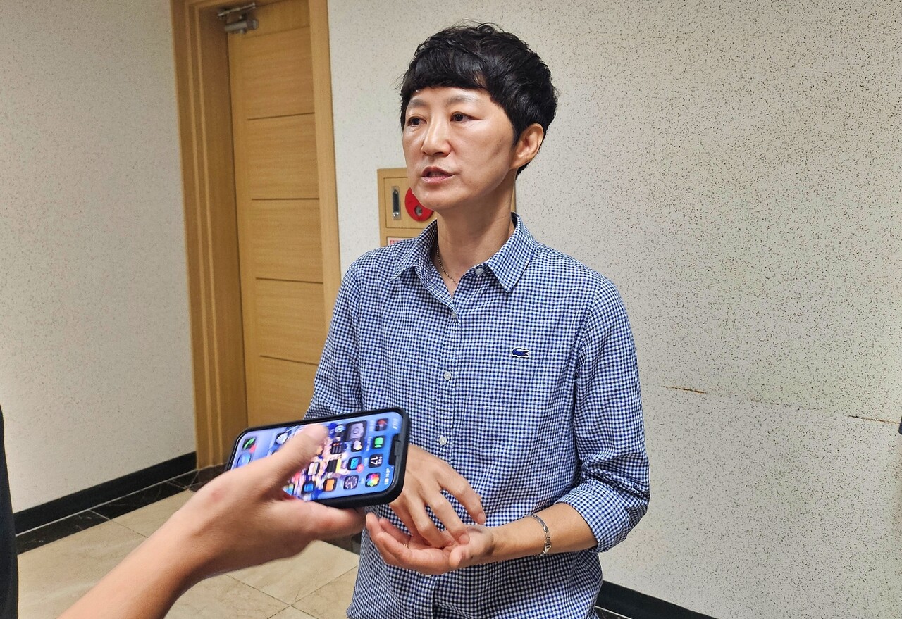 배진교 대구퀴어문화축제 조직위원장이 법원 심문을 마친 뒤 기자들과 인텨뷰를 하고 있다.(2025.9.17) / 사진.평화뉴스 정준민 기자