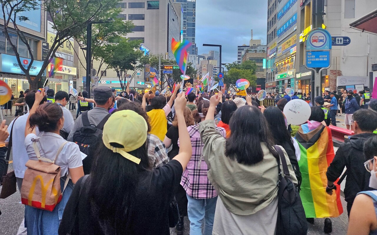 제16회 대구퀴어문화축제에 참석한 시민들이 무지개 깃발을 흔들며 중앙로 대중교통전용지구를 행진하는 모습(2024.9.28) / 사진.평화뉴스 정준민 ㄱ자