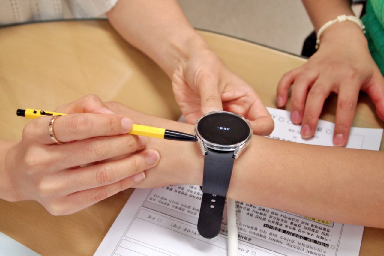 범죄 피해자에게 스마트워치를 지급하고 사용법을 설명하는 경찰 / 사진.경찰청 블로그