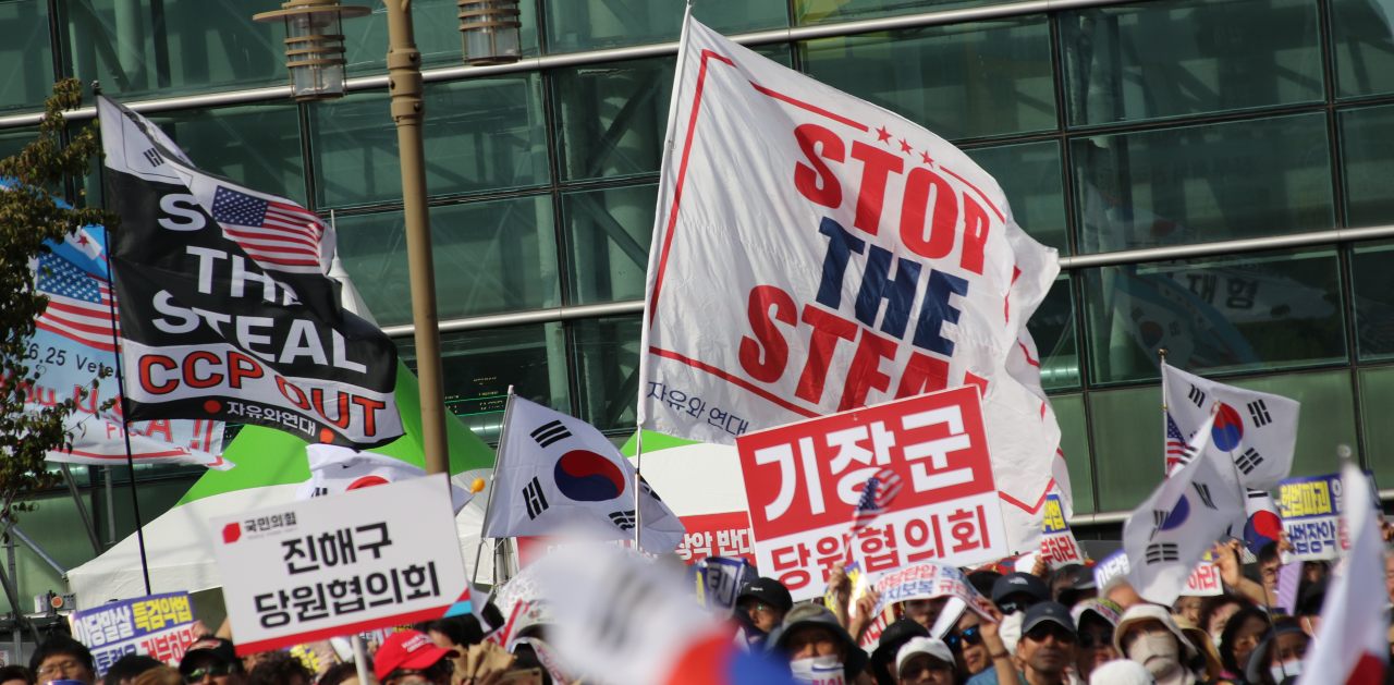 "스탑 더 스틸"...국민의힘 6년 만에 장외집회가 동대구역 광장에서 열렸다. 미국 마가 진영의 깃발이 휘날리고 고 있다.(2025.9.21) / 사진.평화뉴스 김영화 기자  