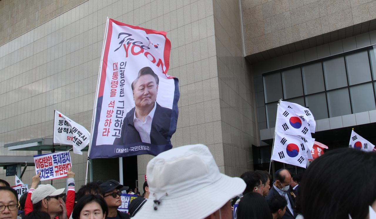 "윤석열 대통령을 석방하라"...윤어게인 세력들이 깃발을 들고 국민의힘 동대구역 집회에 참여했다.(2025.9.21) / 사진.평화뉴스 김영화 기자