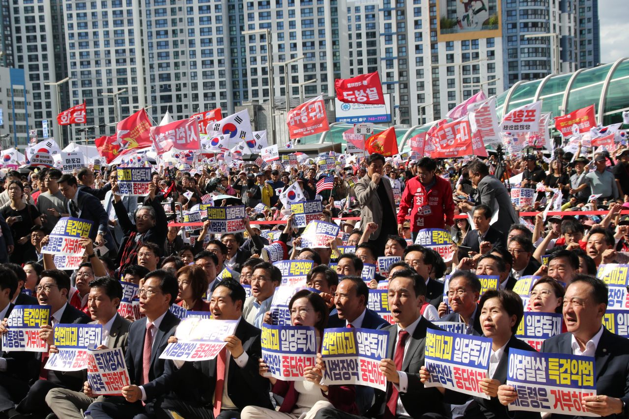 송언석, 장동혁, 이인선 등 국민의힘 현역 국회의원들이 돟대구역 집회에 총출동했다. 주최 측 추산 7만여명이 "야당말살, 일당독재 중단"을 요구했다.(2025.9.21) / 사진.평화뉴스 김영화 기자