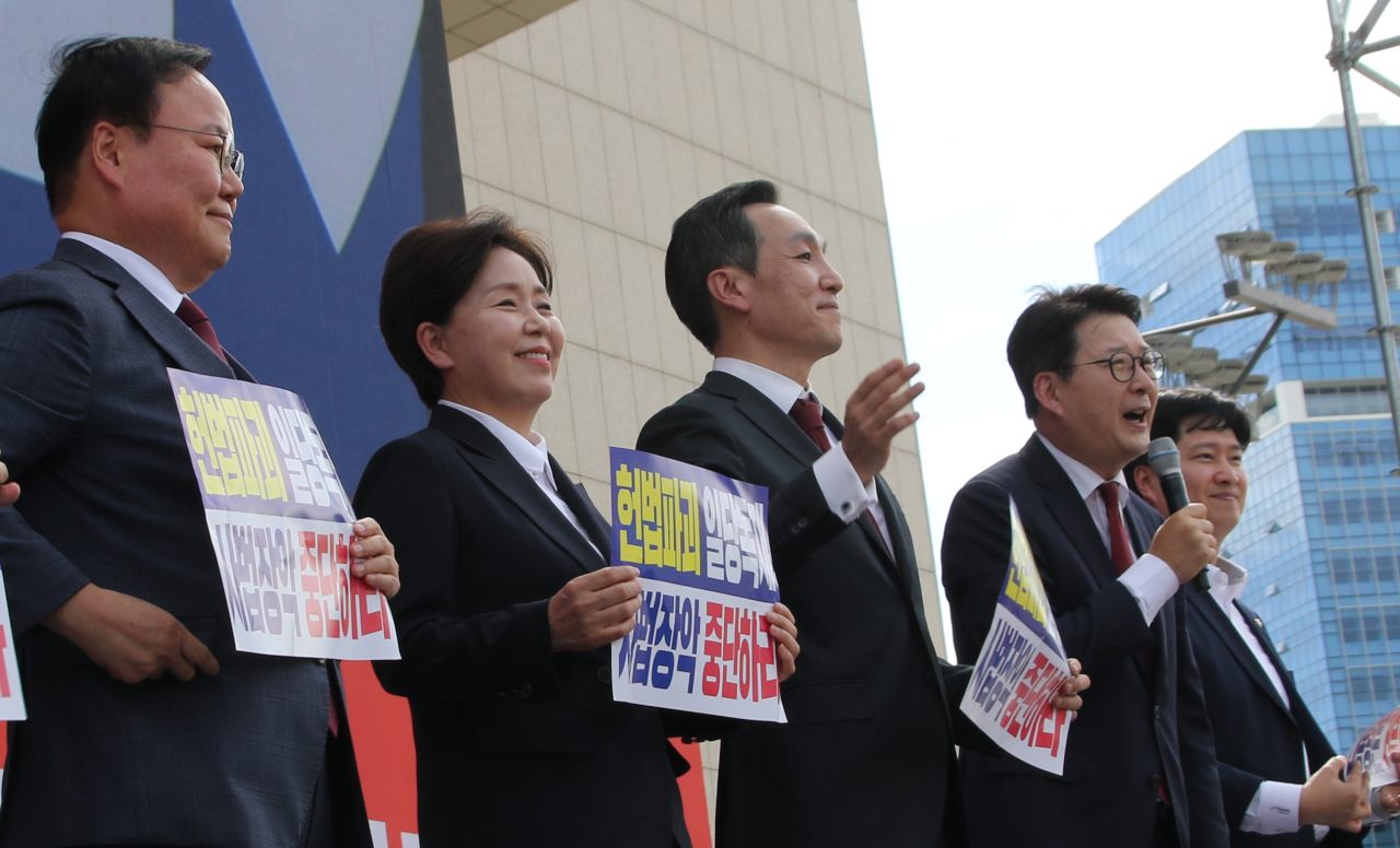 (왼쪽부터) 김재원, 양향자, 김민수, 신동욱, 우재준 국민의힘 최고위원들이 "헌법파괴 중단" 피켓을 들고 이 대통령에 대한 규탄 발언을 하고 있다.(2025.9.21) / 사진.평화뉴스 김영화 기자