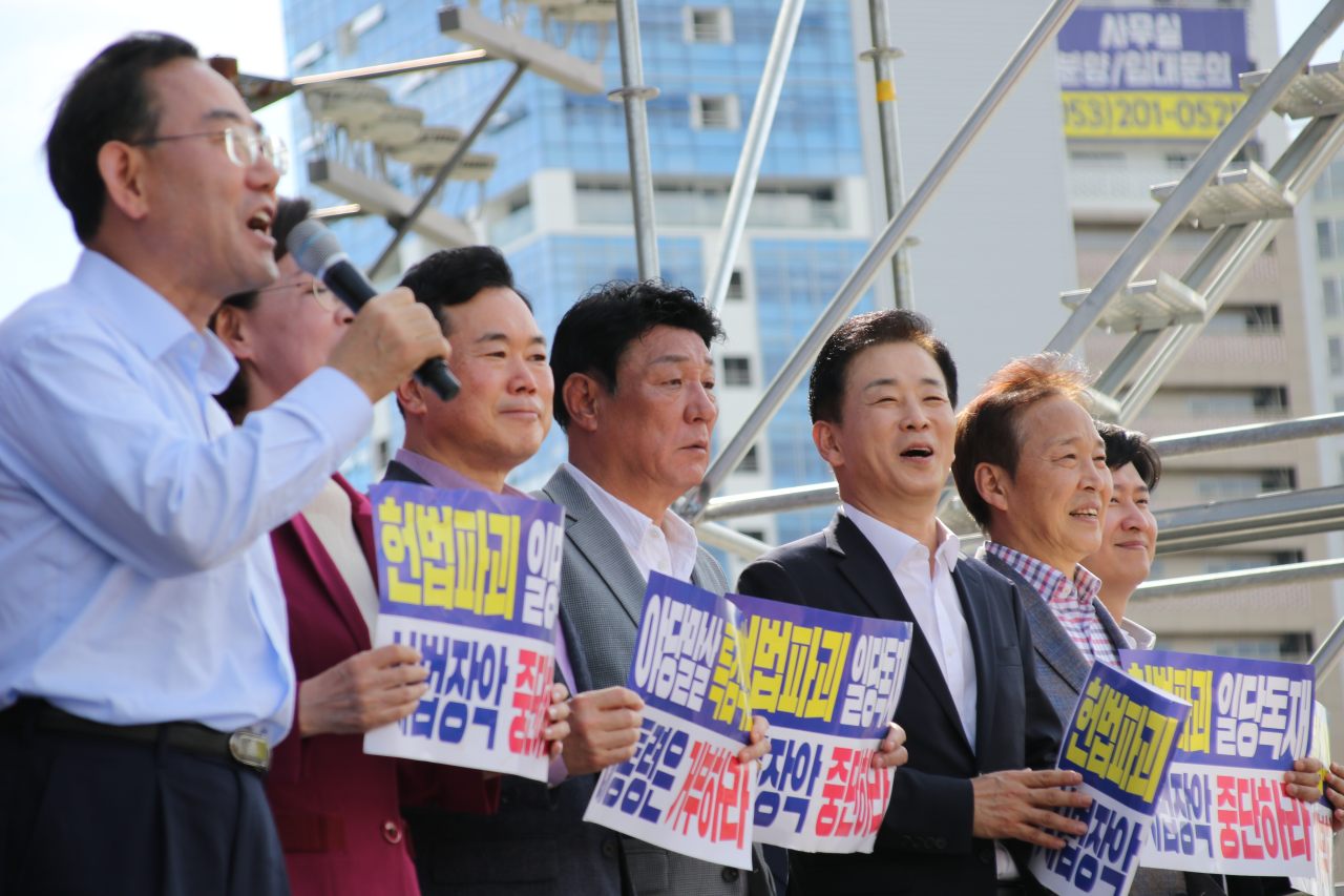 (왼쪽부터)대구 수성구갑 주호영, 수성구을 이인선, 달서구갑 유영하, 북구을 김승수, 동구군위군을 강대식, 중구남구 김기웅, 북구갑 우재준 등 대구지역 국회의원들이 동대구역 장외집회 무대에 올라 발언을 하고 있다.(2025.9.21) / 사진.평화뉴스 김영화 기자