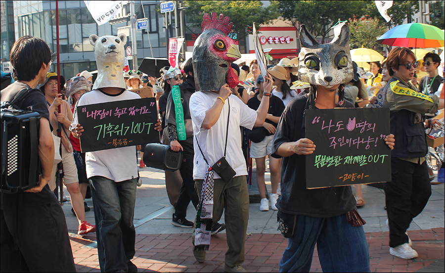 '2025 대구기후정의행진'에 참여한 시민들의 행진(2025.9.6. 대구 동성로) / 사진. 평화뉴스 정준민 기자