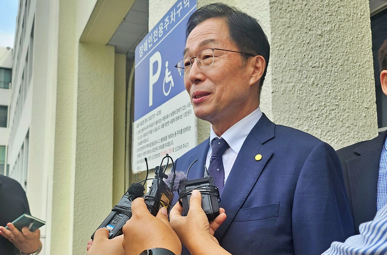 임종식 경북교육감이 무죄 판결 직후 기자들과 인터뷰를 하고 있다.(2025.6.19) / 사진.평화뉴스 정준민 기자