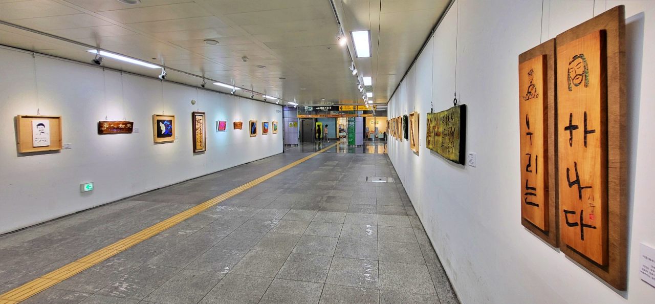 대구아트웨이 오픈갤러리에 진행된 '생명 평등 평화 통일 서각 전시회'에 전시된 23개의 작품들(2025.9.25) / 사진.평화뉴스 김영화 기자 