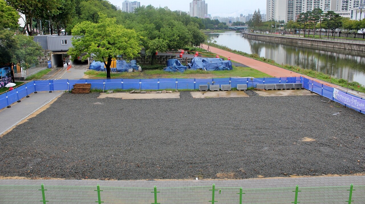 대구 중구 대봉교 신천 프러포즈존 공사 부지. 현재는 공사가 중단된 상태다(2025.9.25) / 사진.평화뉴스 정준민 기자