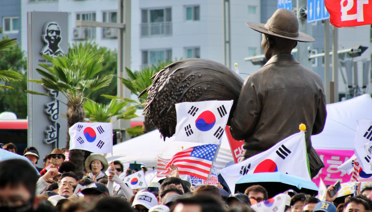 대구시는 지난해 동대구역 광장을 '박정희 광장'으로 명칭 변경한 뒤 표지판을 세웠다. 같은 해 광장에 3m 높이의 박정희 전 대통령 동상을 설치했다. 앞서 국민의힘 장외집회 현장에서 태극기와 성조기 사이에 박정희 동상이 모습을 드러냈다.(2025.9.21) / 사진.평화뉴스 김영화 기자 