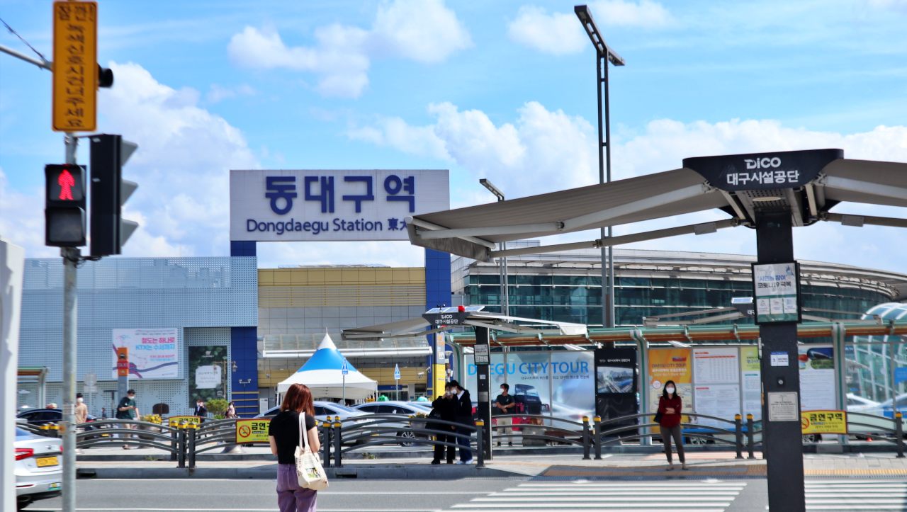 대구시 동구 신천동  KTX 동대구역 일대의 모습. 이 광장 일대를 놓고 대구시와 국가철도공단이 소유권 논쟁을 벌이고 있다.(2021.9.24) / 사진.평화뉴스 김영화 기자