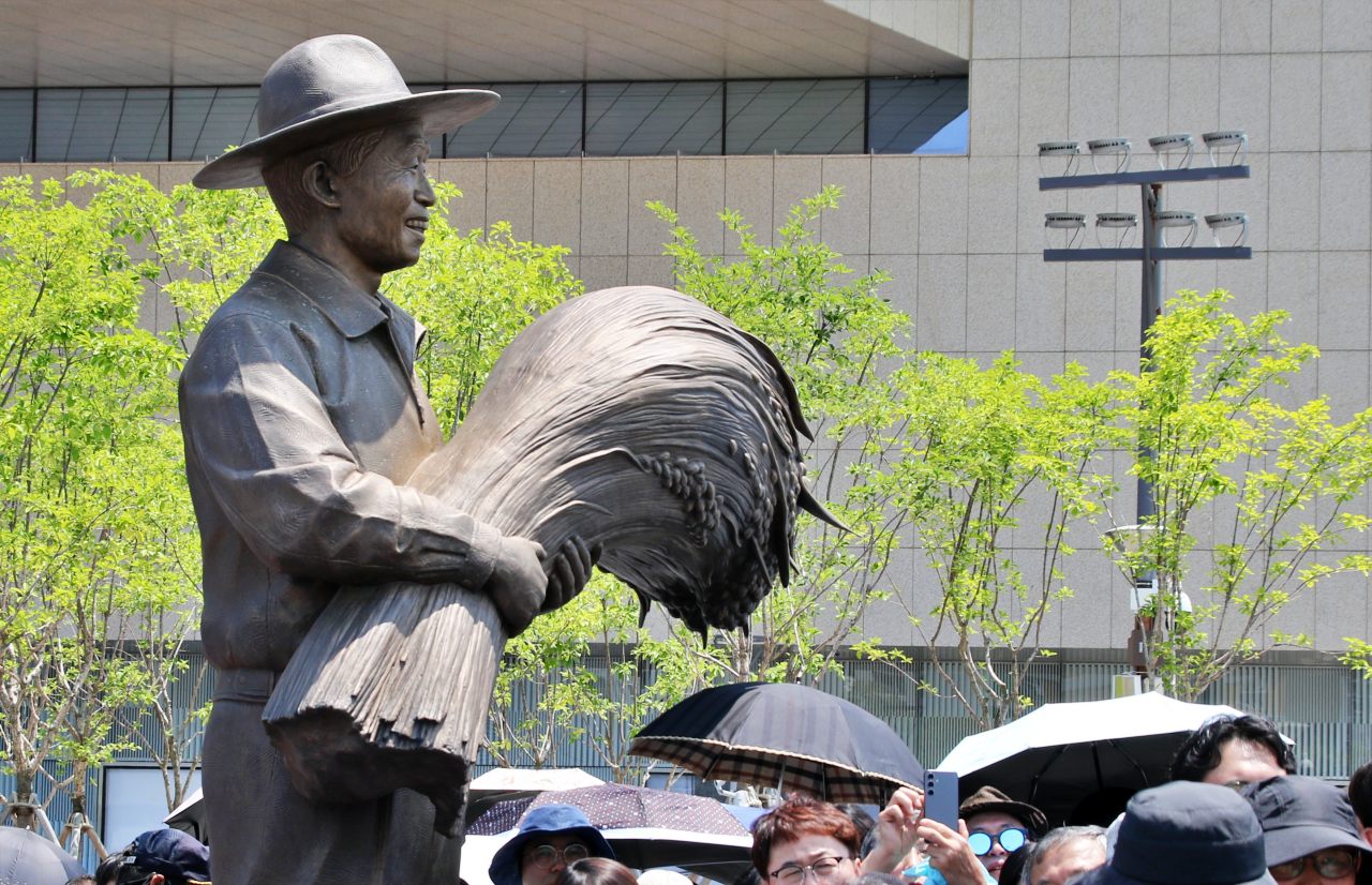 박정희 동상이 밀짚모잘르 쓰고 볏짚을 들고 동대구역 광장에 서 있다.(2025.6.1) / 사진.평화뉴스 김영화 기자